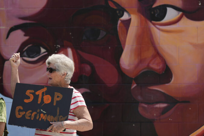 Barbara Cates protest transparent graffitty žena