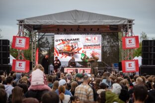 Foto 1 v humennom vyrastol novy k park kde navstevnikov bavil aj separ .jpg