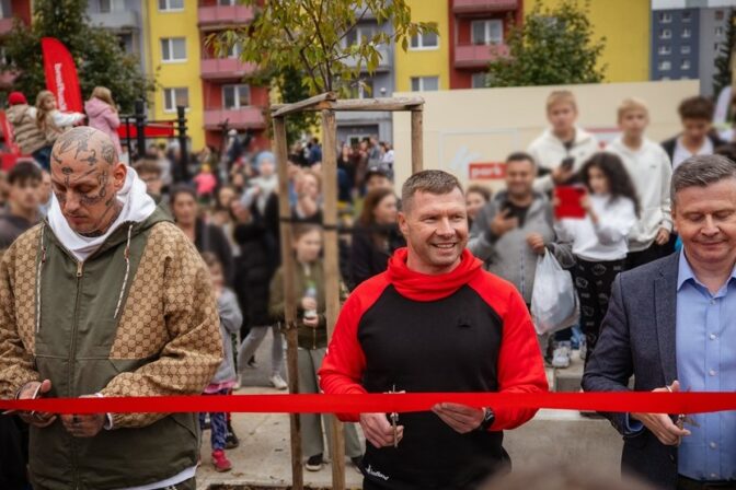 Foto 2 humensky k park otvorili separ zastupca spolocnosti kaufland kristian gala a primator milos mericko foto zlava.jpeg