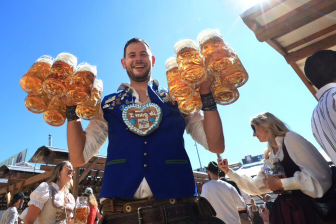 Oktoberfest čašník pivo krígel