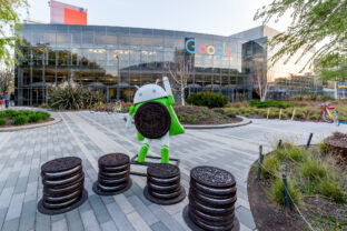 Android 8.0 Oreo statue in front of the building in Google headquarters campus.