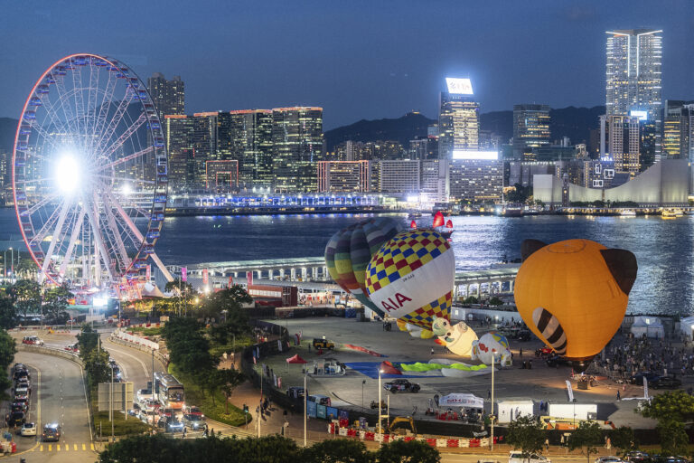 Teplovzdušný balón mesto atrakcia festival