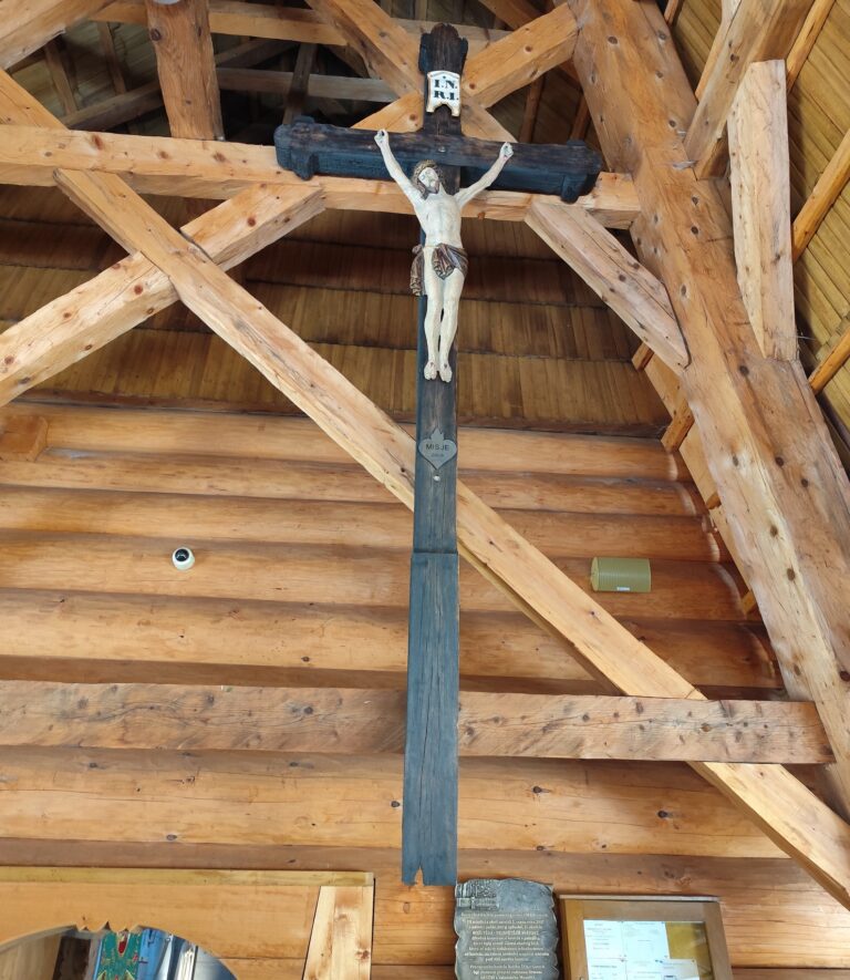 Drevený kríž s plastikou Krista z kostolíka v Gutech, jediný predmet, ktorý sa zachoval po ničivom požiari v roku 2017.