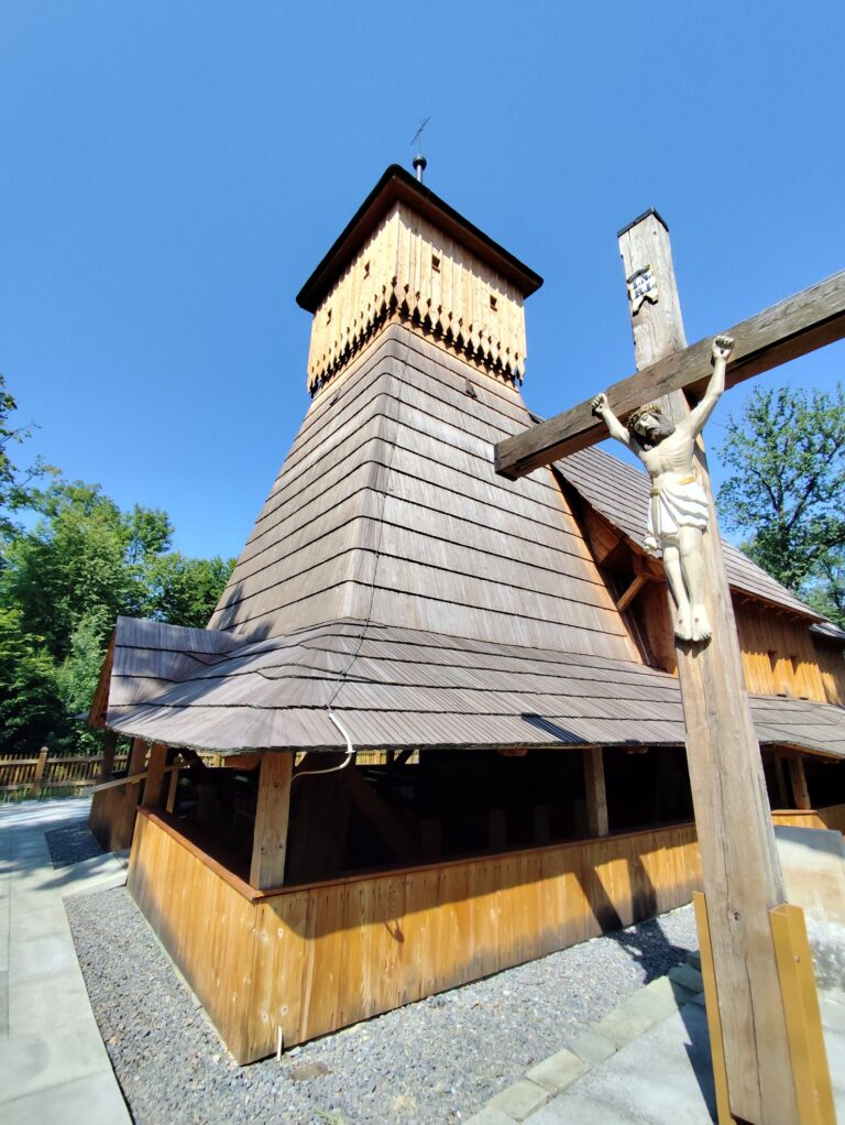 Replika dreveného kostolíka v Gutech postavená po požiari v roku 2017