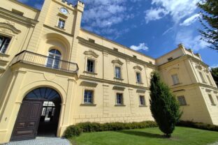 Zámok Slezské Rudoltice – pohľad na hlavný vstup a fasádu kedysi prezývaného Slezské Versailles