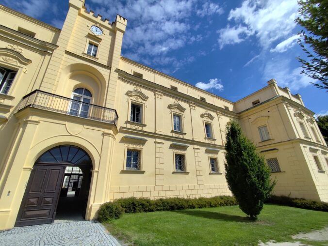 Zámok Slezské Rudoltice – pohľad na hlavný vstup a fasádu kedysi prezývaného Slezské Versailles