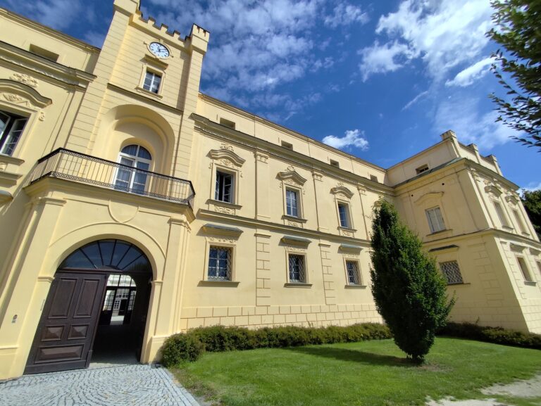 Zámok Slezské Rudoltice – pohľad na hlavný vstup a fasádu kedysi prezývaného Slezské Versailles
