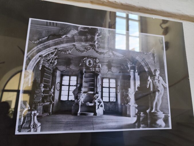 Fotografia zámockej knižnice, ktorá v 18. storočí patrila k najkrajším v strednej Európe a slúžila tiež ako divadelný sál.