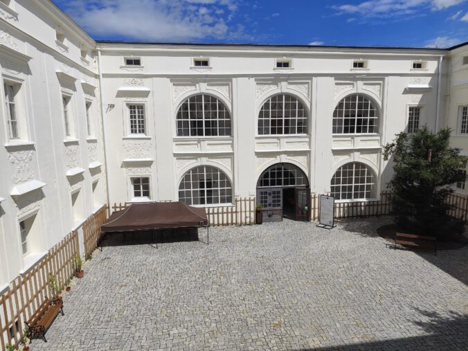 Nádvorie zámku Slezské Rudoltice pod dlažbou ukrýva záhadnú studňu.