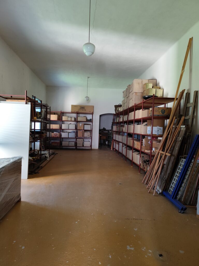 Takto vyzerali všetky miestnosti na zámku po roku 2004. V 18. storočí to bola izba Melancholium, v ktorej sa gróf po smrti svojej milovanej zavrel na dlhé mesiace. viedli z nej schody do tajné komory, z ktorej pozoroval ľudí počas omše.