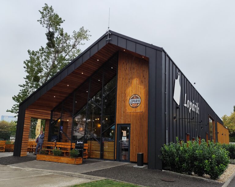 Reštaurácia Lopárik v Bratislave, miesto konania osláv 15. výročia Baču a Honelníka.