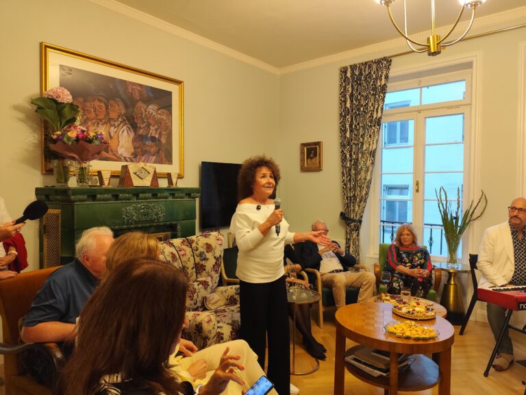 Jitka Zelenková v salóne Aurel v Annavile počas hudobno-spoločenského Art večera.