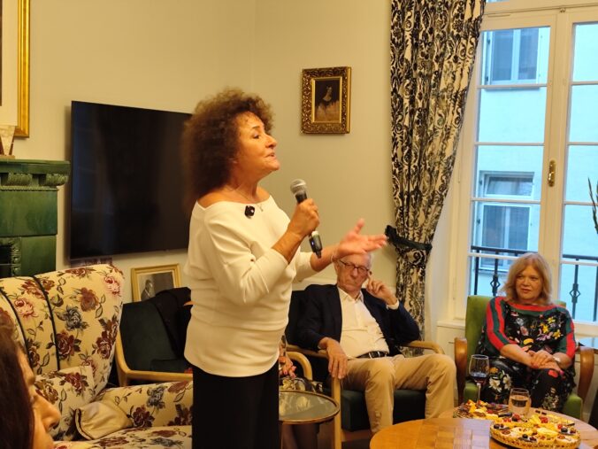 Jitka Zelenková v salóne Aurel v Annavile počas hudobno-spoločenského Art večera.