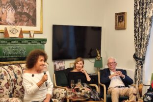 Jitka Zelenková v salóne Aurel v Annavile počas hudobno-spoločenského Art večera.