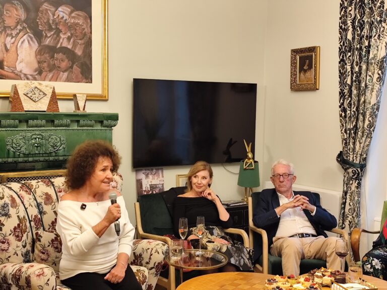 Jitka Zelenková v salóne Aurel v Annavile počas hudobno-spoločenského Art večera.