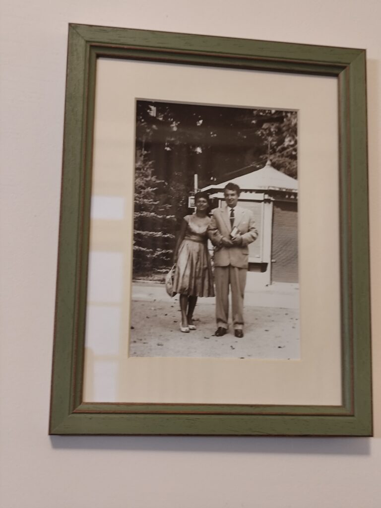 Fotografie rodičov českej speváčky Jitky Zelenkovej zdobia steny apartmánu U Zelenkových.