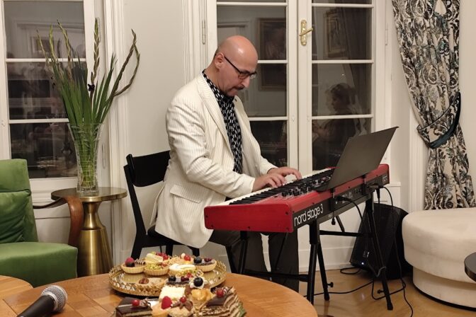 Klavírny virtuóz Richard Rikkon.