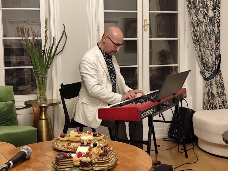 Klavírny virtuóz Richard Rikkon.