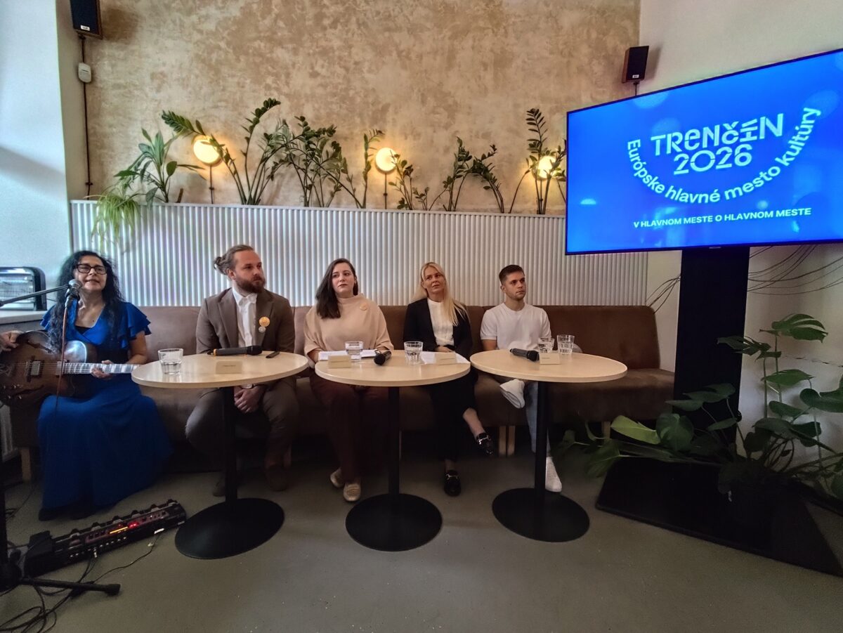 Tlačová konferencia Trenčín 2026 s organizátormi a ambasádormi projektu.