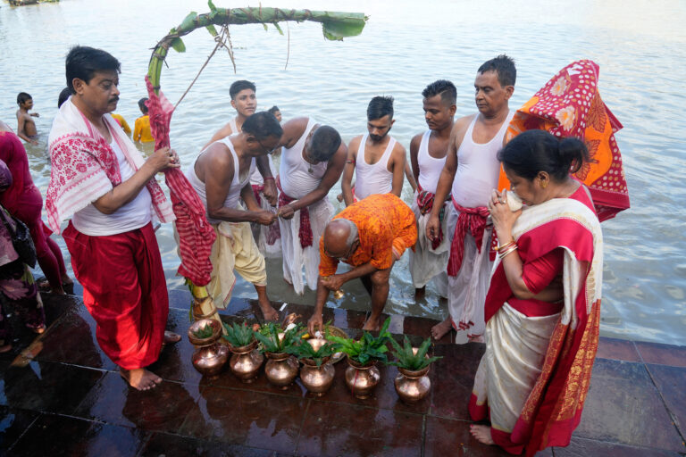 kňaz rituál banánovník hinduizmus veriaci rieka Hooghly