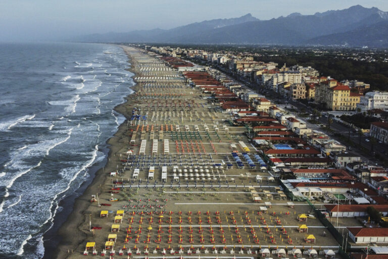 pláž sezóna slnečníky hory krajina more pobrežie