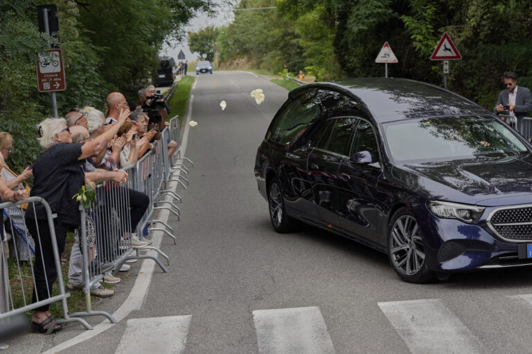 pohreb Giorgio Armani pohrebný voz lupene ruža ľudia