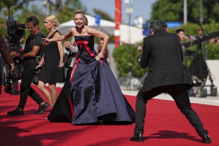 Amanda Seyfried červený koberec ľudia