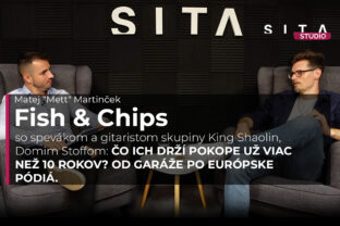 Domi Stoff z kapely King Shaolin v rozhovore s Matejom Martinček počas natáčania video podcastu Fish&Chips v Štúdiu SITA.