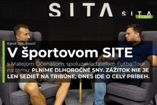 Matej Očenáš, spoluzakladatel FutbalTour, počas rozhovoru v Štúdiu sita pri natáčaní podcastu V športovom SITE.