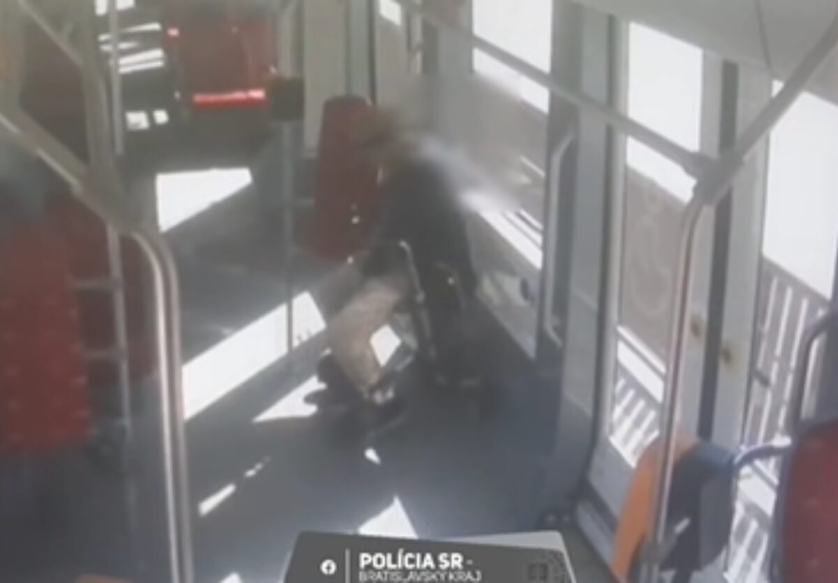 Muž s chodítkom v Bratislave obťažoval cestujúcich v MHD, skončil za mrežami – VIDEO