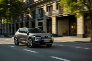 Mitsubishi_eclipse_cross_ev_10.jpg