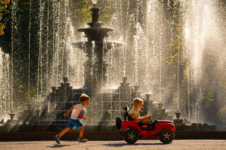 deti hraččkárske auto vozidlo naháňačka fontána park
