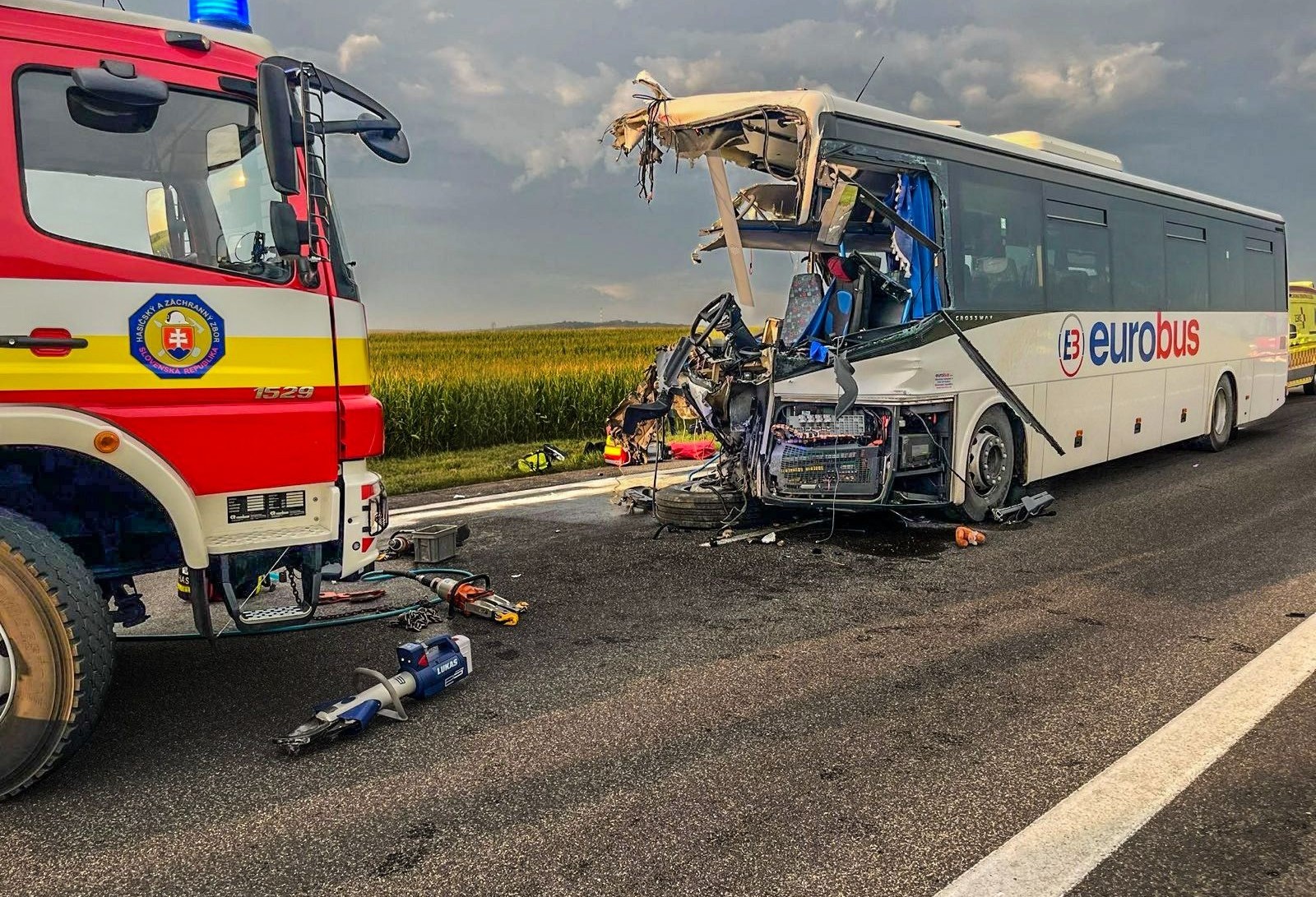 Vyšetrovanie tragickej nehody pri Drienovci pokračuje, vodič kamióna údajne dostal defekt