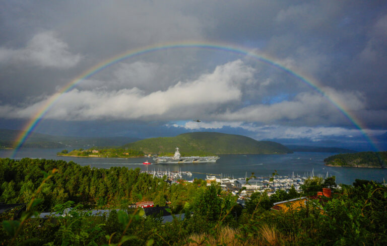 lietadlová loď fjord more dúha