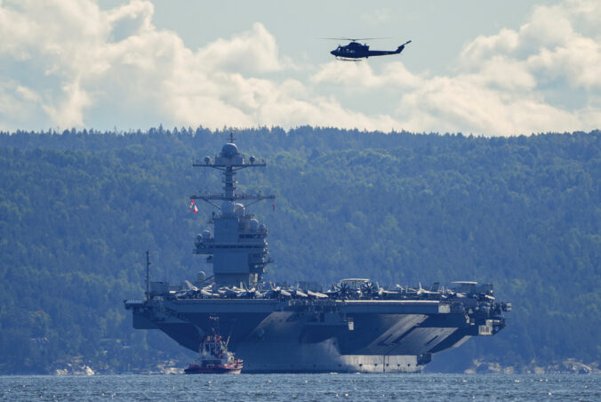 Americká lietadlová loď USS Gerald R. Ford Oslo fjord krajina hora