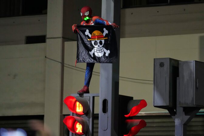 demonštrant Spiderman vlajka semafór