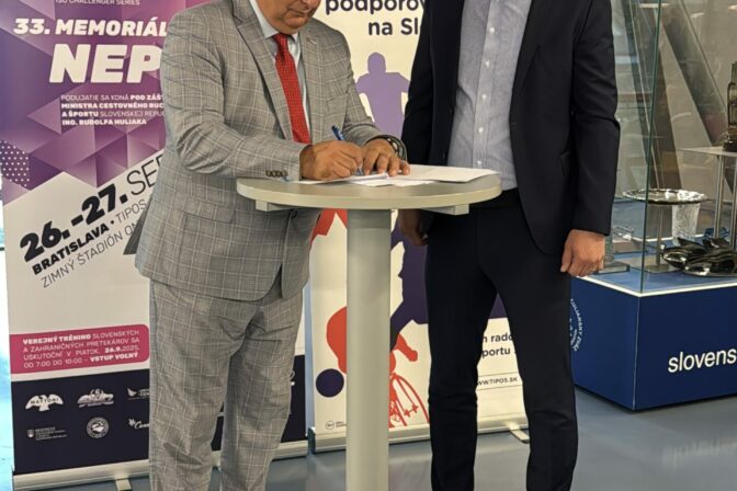 Podpisovanie dodatku ku zmluve ing. michal hutnik a ladislav krizan phd.jpeg