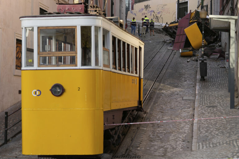 električka vykoľajenie zrútenie polícia mesto
