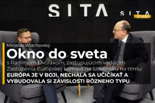 Rozhovor Miroslava Wlachovského s Radimom Dvořákom, zastupujúcim vedúcim Zastúpenia Európskej komisie na Slovensku počas natáčania video podcastu Okno do sveta v Štúdiu SITA