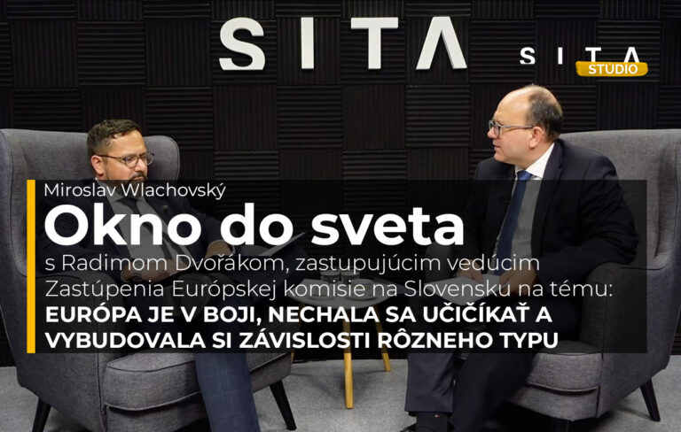 Rozhovor Miroslava Wlachovského s Radimom Dvořákom, zastupujúcim vedúcim Zastúpenia Európskej komisie na Slovensku počas natáčania video podcastu Okno do sveta v Štúdiu SITA