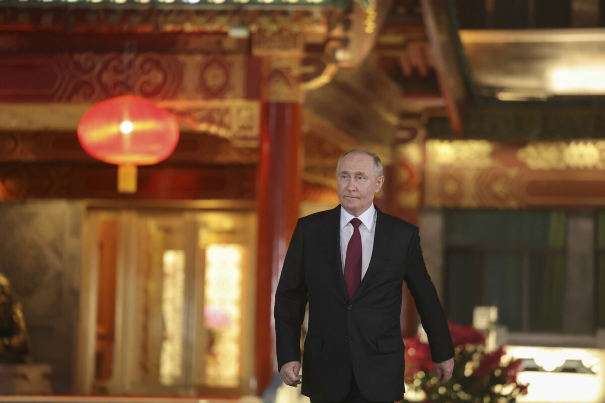 Putinov mrazivý stisk ruky, ktorý môže signalizovať ďalšiu vojnu ruského diktátora, píše The Mirror