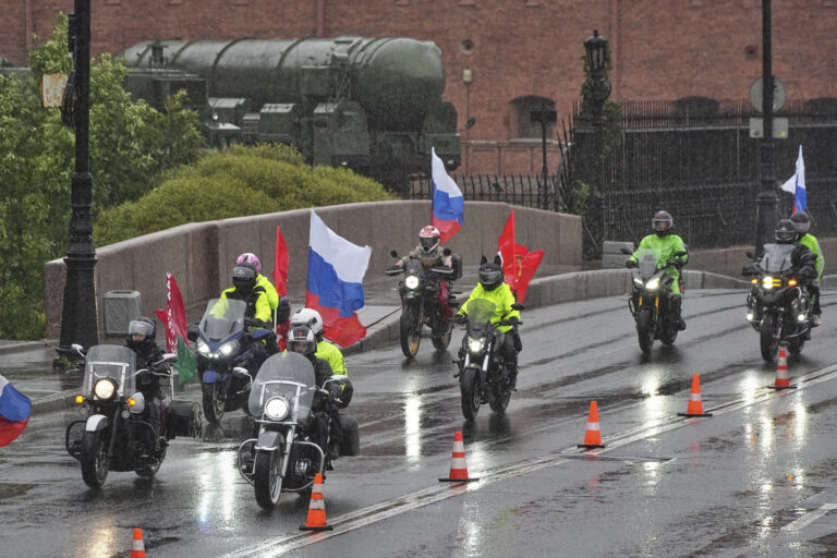 motocyklisti motorky vlajky dážď odpaľovacie zariadenie raketa delostrelectvo