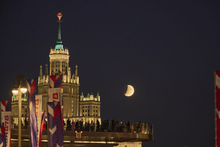 spln zatmenie Mesiac čiastočné univerzita budova Plávajúci most