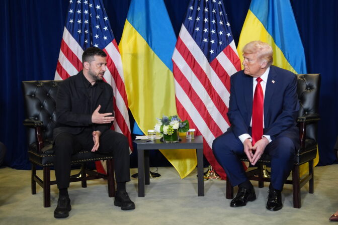 Šéf Bieleho domu Donald Trump a ukrajinský prezident Volodymyr Zelenskyj.
