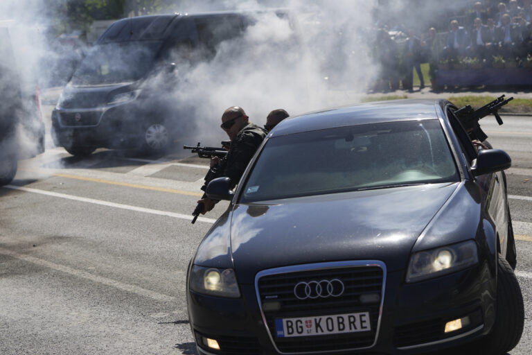 Vojaci armáda Audi vozidlo dym zbraň