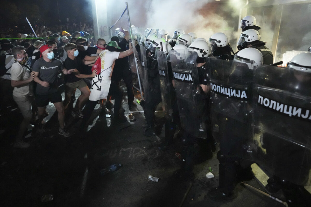 Tisíce ľudí protestovali v srbskom Novom Sade, polícia použila slzotvorný plyn aj omračujúce granáty