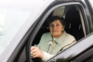 Seniorka za volantom
