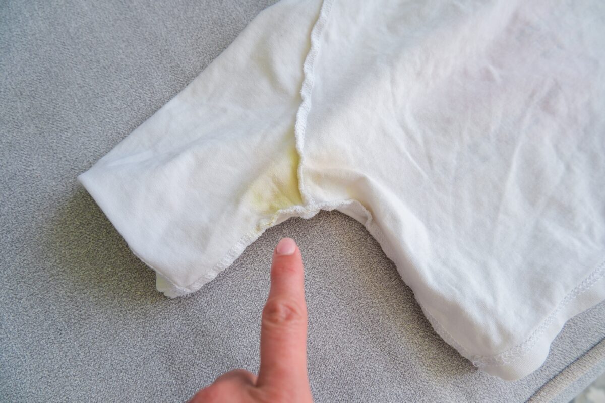 žlté škvrny od potu