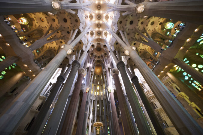 kostol Sagrada Familia bazilika stĺpy strop