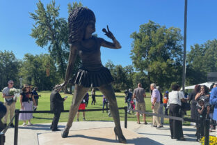 Tina Turner socha park ľudia